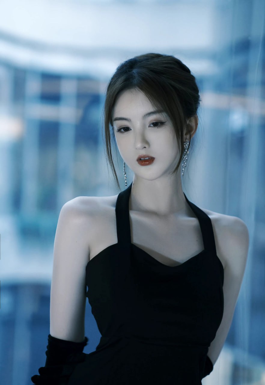 日本第一Coser美少女绫香：胸大穿什么都好看 绫香是什么